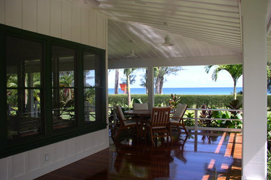 ハワイにあるトロピカルスタイルのおしゃれなウッドデッキの写真