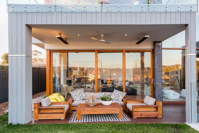 Foto de terraza planta baja contemporánea de tamaño medio en anexo de casas y patio trasero