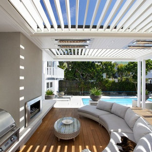 Ispirazione per una terrazza classica dietro casa con una pergola