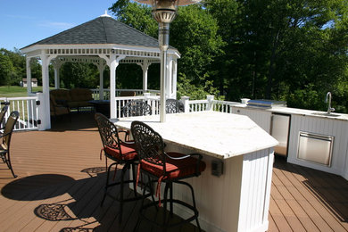 На фото: большая терраса на заднем дворе в классическом стиле с летней кухней без защиты от солнца