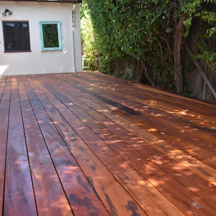 Example of a mid-sized classic backyard deck design in Los Angeles