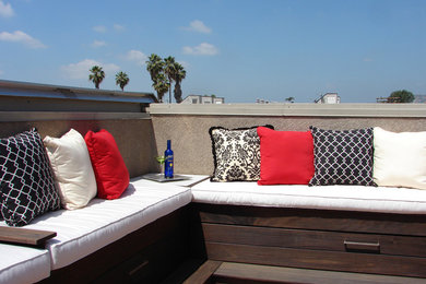 ロサンゼルスにある低価格の小さなコンテンポラリースタイルのおしゃれな屋上のデッキ (日よけなし) の写真