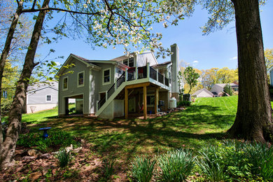 ワシントンD.C.にある高級な広いトラディショナルスタイルのおしゃれな裏庭のデッキ (日よけなし) の写真