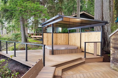 Diseño de terraza marinera de tamaño medio en patio trasero con toldo