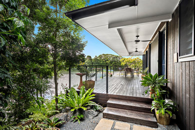 Свежая идея для дизайна: маленькая терраса на заднем дворе в морском стиле с навесом для на участке и в саду - отличное фото интерьера