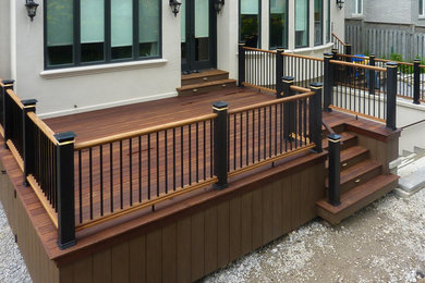 Diseño de terraza clásica de tamaño medio sin cubierta en patio trasero con fuente