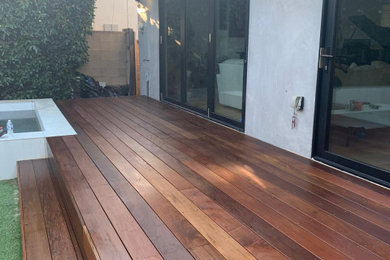 Inspiration for a mid-sized modern deck remodel in Los Angeles