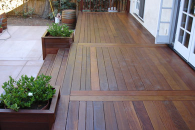 Inspiration for a mid-sized timeless backyard deck container garden remodel in Orange County with no cover