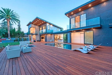 Large minimalist backyard deck photo in Los Angeles