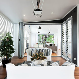 Esempio di una terrazza design di medie dimensioni e dietro casa con un tetto a sbalzo