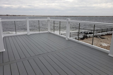 Inspiration for a transitional deck remodel in New York