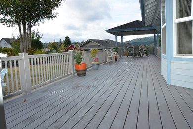 Large trendy deck photo in Seattle