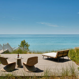 Cette photo montre un ponton au rez-de-chaussée bord de mer avec aucune couverture.