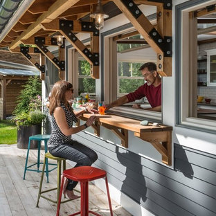 Idee per una terrazza stile marino con un tetto a sbalzo
