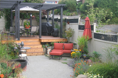 Foto de terraza clásica de tamaño medio en patio trasero con cocina exterior y pérgola