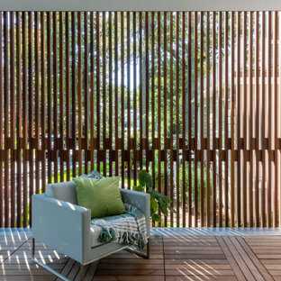 Aménagement d'une terrasse moderne avec des solutions pour vis-à-vis.