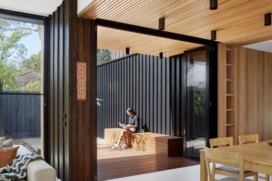 Свежая идея для дизайна: терраса среднего размера на боковом дворе в современном стиле с навесом - отличное фото интерьера