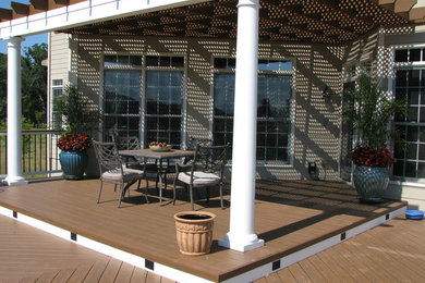 Imagen de terraza tradicional grande con pérgola