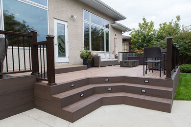 Modelo de terraza tradicional renovada de tamaño medio sin cubierta en patio trasero