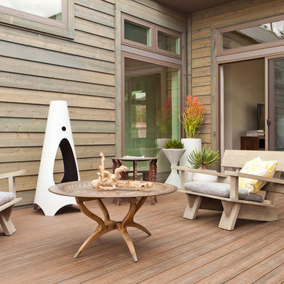 Example of a mountain style deck design in Los Angeles