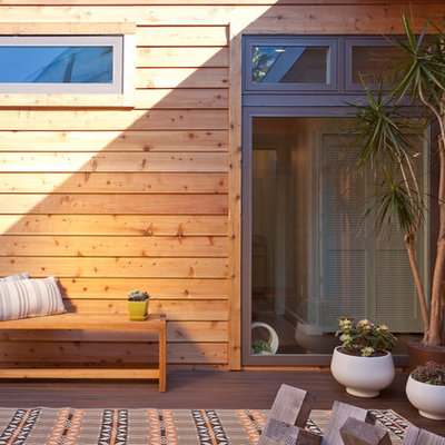 Deck - contemporary deck idea in Los Angeles