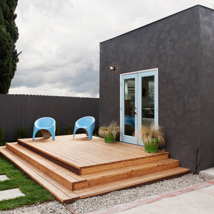 Deck container garden - scandinavian courtyard deck container garden idea in Los Angeles with no cover