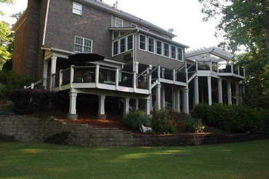 Geräumige Klassische Pergola Terrasse hinter dem Haus in Atlanta