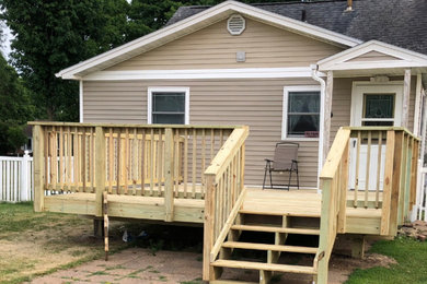 Example of an arts and crafts deck design in Minneapolis