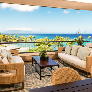 Ispirazione per una terrazza tropicale di medie dimensioni, sul tetto e sul tetto con un tetto a sbalzo