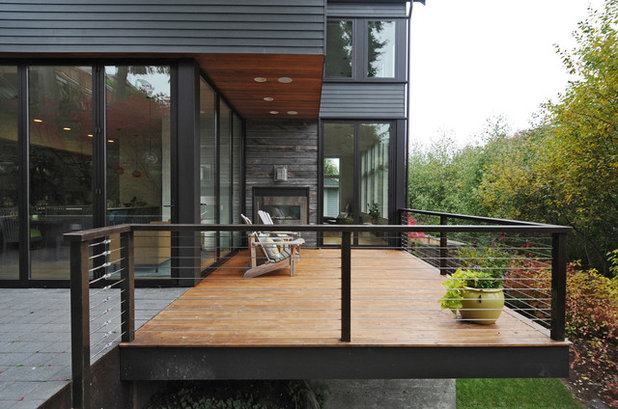 Contemporary Deck by Ryan Rhodes Designs, Inc.