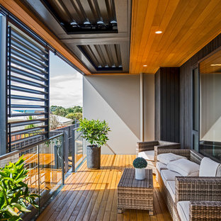 Ispirazione per una terrazza minimal con un tetto a sbalzo