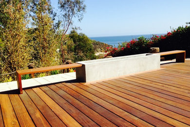 На фото: терраса среднего размера на заднем дворе в морском стиле с местом для костра без защиты от солнца