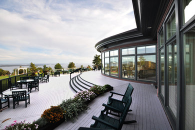 Imagen de terraza clásica renovada extra grande sin cubierta en patio trasero