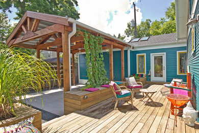 Свежая идея для дизайна: терраса среднего размера на заднем дворе в стиле кантри с растениями в контейнерах без защиты от солнца - отличное фото интерьера