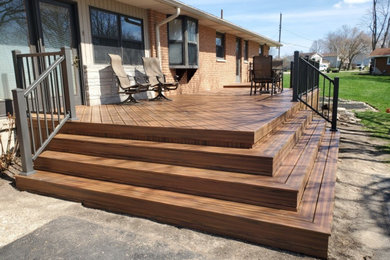 Example of an eclectic backyard deck design in Cincinnati