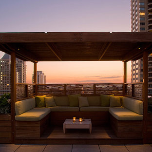 Ispirazione per una terrazza bohémian di medie dimensioni e sul tetto con una pergola