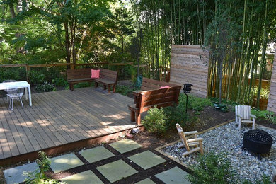ワシントンD.C.にある高級な中くらいなミッドセンチュリースタイルのおしゃれな裏庭のデッキ (日よけなし、ファイヤーピット) の写真