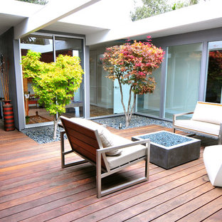 Foto di una terrazza minimalista in cortile e di medie dimensioni con nessuna copertura