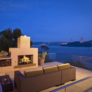 Idee per una terrazza minimal con un focolare