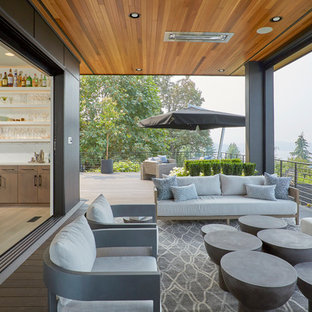 Immagine di una grande terrazza contemporanea con un tetto a sbalzo