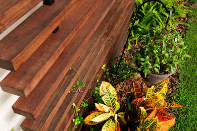 Inspiration for a modern side yard deck remodel in Tampa with no cover