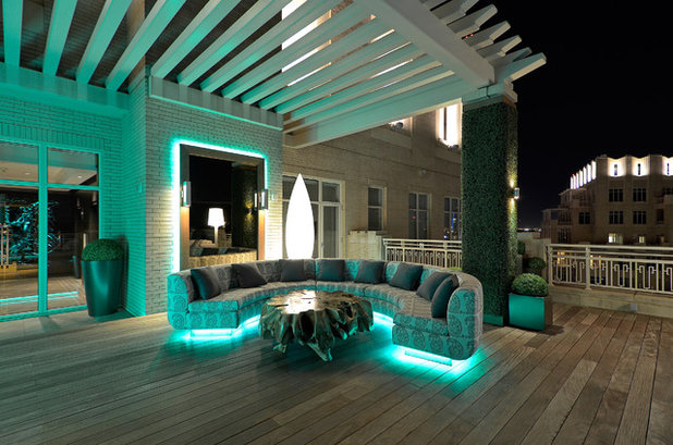 Contemporary Deck by Harold Leidner Landscape Architects