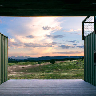 Immagine di una piccola terrazza industriale dietro casa con nessuna copertura