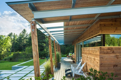Imagen de terraza nórdica en patio trasero y anexo de casas con jardín de macetas