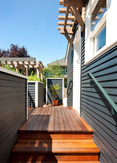 Transitional Deck by Tyler Engle Architects PS