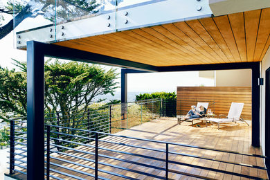 Пример оригинального дизайна: большая терраса на заднем дворе в современном стиле без защиты от солнца