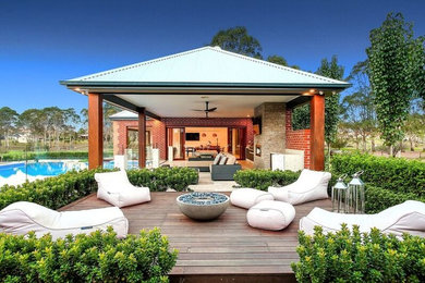 シドニーにあるラグジュアリーな広いコンテンポラリースタイルのおしゃれな裏庭のデッキ (アウトドアキッチン、張り出し屋根) の写真