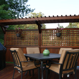 Idee per una grande terrazza classica dietro casa con una pergola