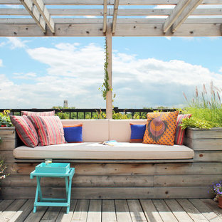 Ispirazione per una terrazza chic di medie dimensioni, sul tetto e sul tetto con una pergola