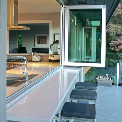 Deck - contemporary deck idea in Vancouver